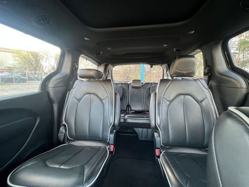 Used 2025 Chrysler Pacifica Limited image 43