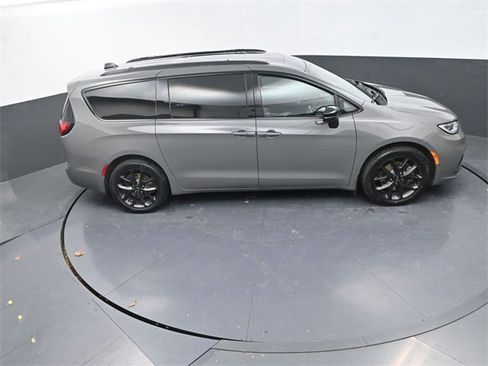 Used 2023 Chrysler Pacifica Limited w/ Uconnect Theater Family Group image 24