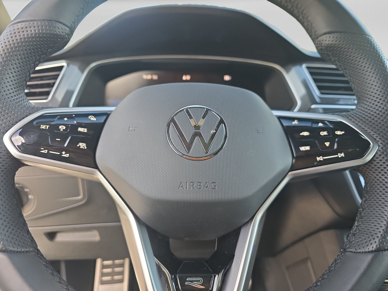 Used 2024 Volkswagen Tiguan SE R-Line AWD/4WD image 12