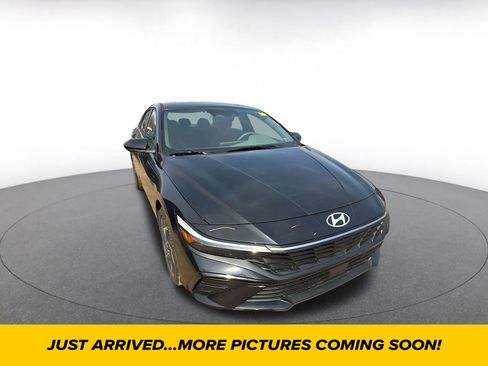 Used 2025 Hyundai Elantra SEL image 1