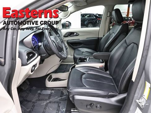 Used 2023 Chrysler Pacifica Touring-L FWD image 14