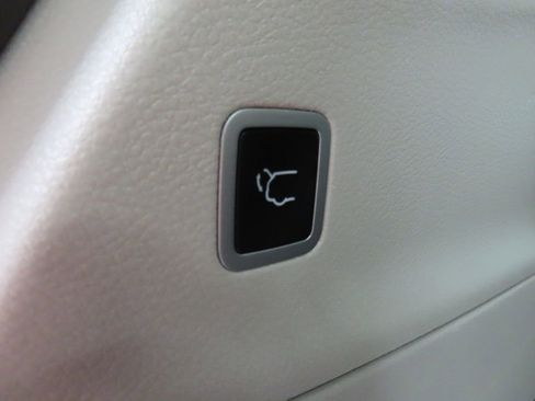 Used 2024 Chrysler Pacifica Touring-L FWD image 37