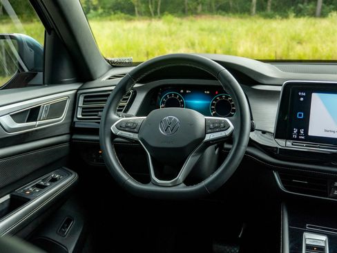 Used 2024 Volkswagen Atlas Cross Sport SE w/ Panoramic Sunroof Package FWD image 21