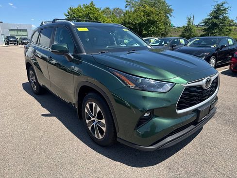 Used 2023 Toyota Highlander XLE AWD/4WD image 9