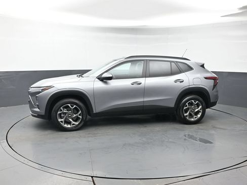 Used 2025 Chevrolet Trax LT FWD image 2