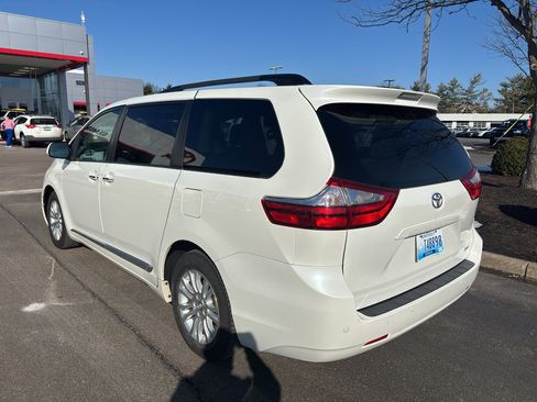 Used 2017 Toyota Sienna XLE w/ XLE Navigation Package image 4