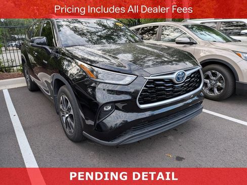 Used 2021 Toyota Highlander XLE AWD/4WD image 1