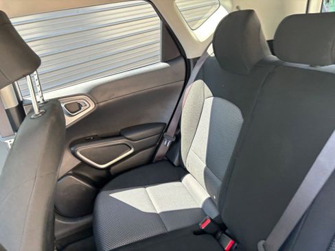 Used 2025 Kia Soul LX w/ LX Technology Package FWD image 34