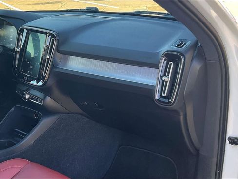 Used 2019 Volvo XC40 T5 Momentum image 23