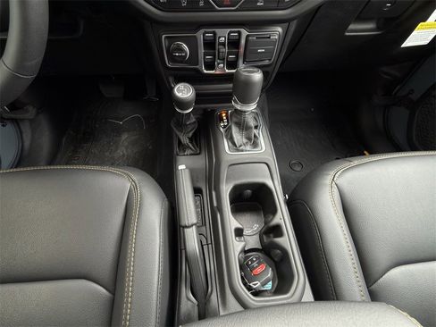 New 2025 Jeep Gladiator Sport image 17