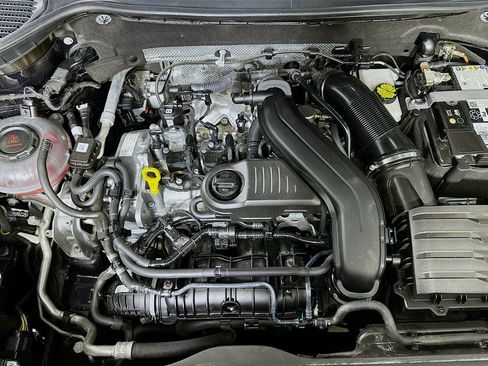 Used 2024 Volkswagen Taos SE w/ Panoramic Sunroof Package image 9