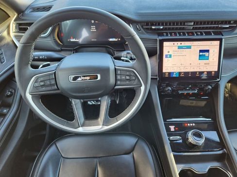 Used 2024 Jeep Grand Cherokee Limited image 2