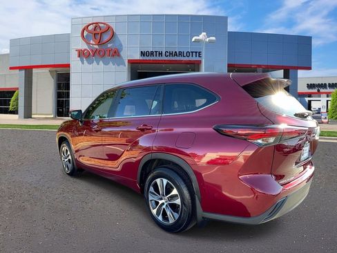 Used 2024 Toyota Highlander XLE FWD image 5