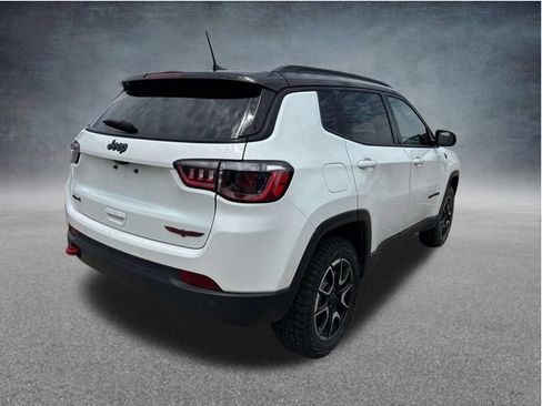 Used 2025 Jeep Compass Trailhawk AWD/4WD image 8
