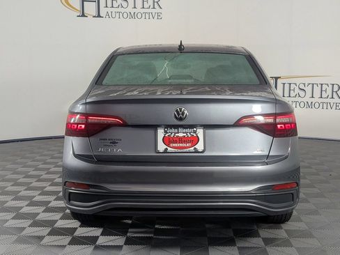 Used 2024 Volkswagen Jetta SE FWD image 6