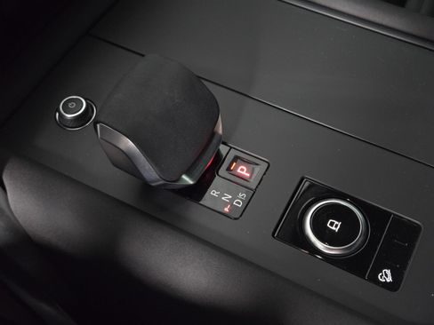 Used 2025 Land Rover Discovery S image 33