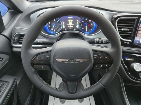 Used 2025 Chrysler Pacifica Limited image 14
