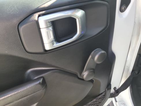 Used 2022 Jeep Wrangler Sport AWD/4WD image 9
