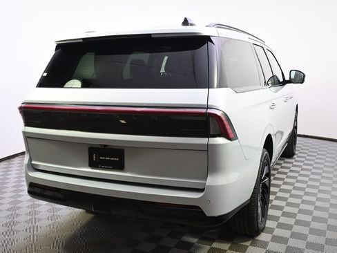 New 2026 Lincoln Navigator Reserve w/ Jet Appearance Package AWD/4WD image 6