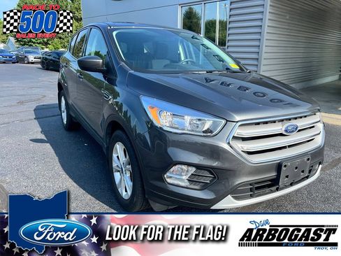 Used 2019 Ford Escape SE FWD image 1