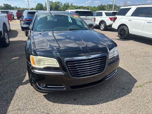 Used 2014 Chrysler 300 AWD w/ Driver Convenience Group image 5