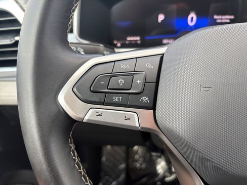 Used 2025 Volkswagen Taos SE image 15