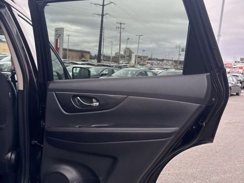 Used 2017 Nissan Rogue SV w/ Sun & Sound Touring Package image 17