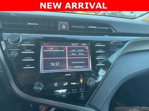 Used 2020 Toyota Camry SE image 2