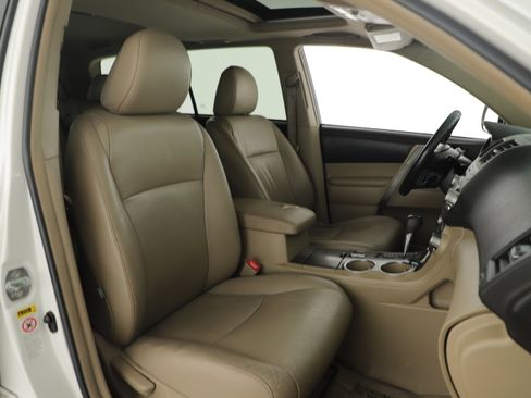 Used 2010 Toyota Highlander SE FWD image 14