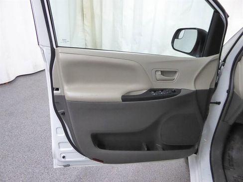 Used 2016 Toyota Sienna L image 19