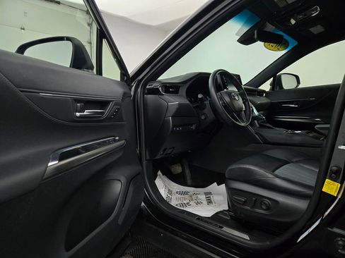 Used 2021 Toyota Venza XLE image 18