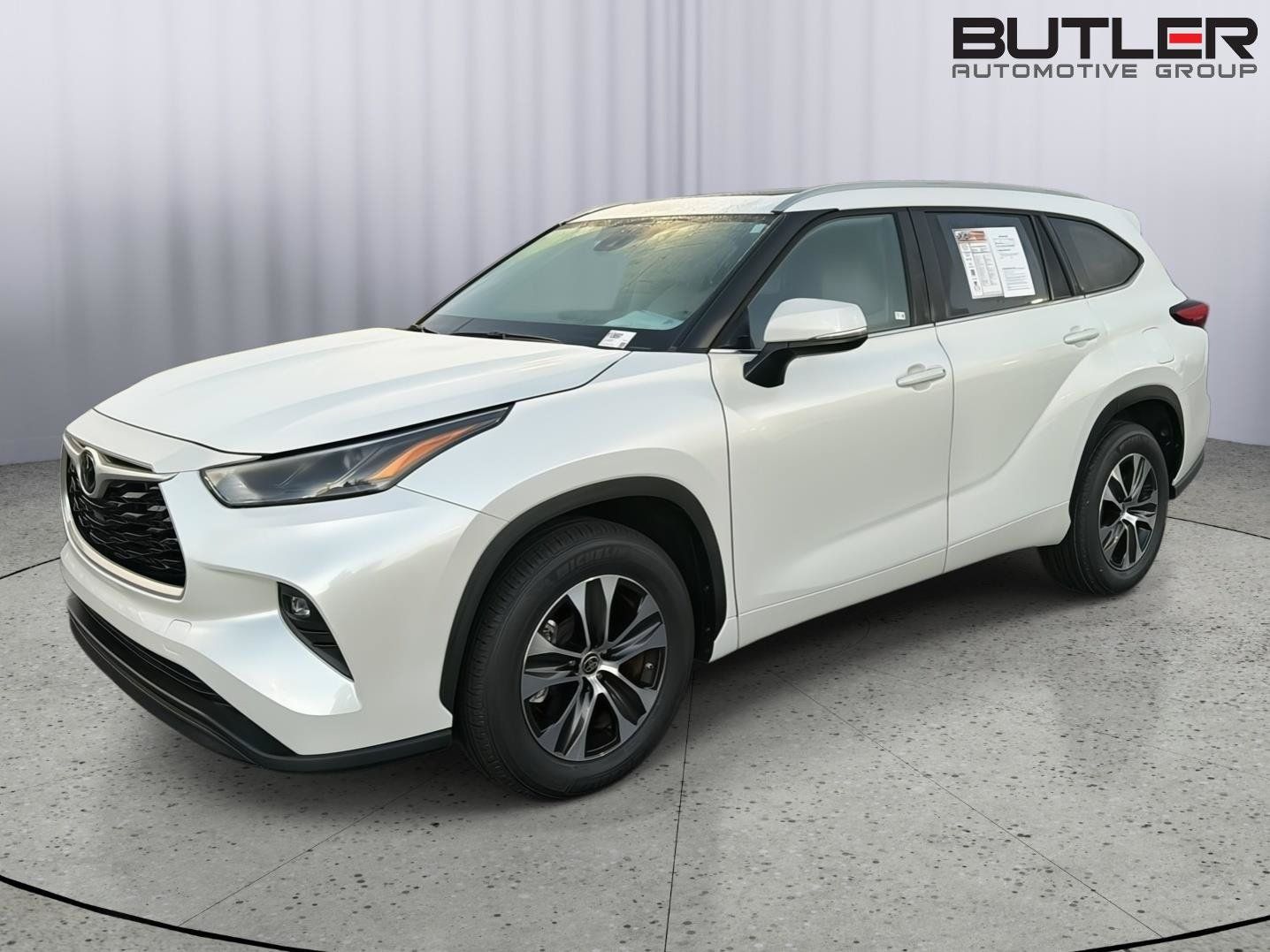 Used 2023 Toyota Highlander XLE FWD image 2