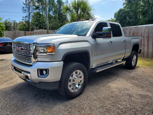 Used 2018 GMC Sierra 2500 Denali w/ Suspension Package, Off-Road AWD/4WD image 3