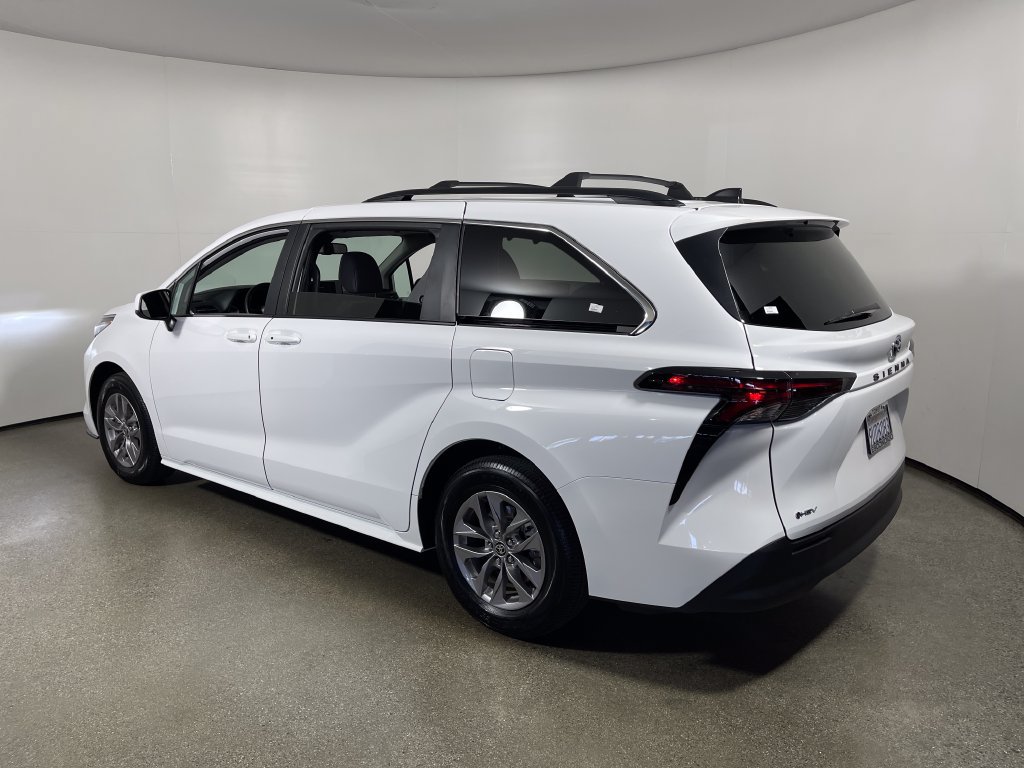 Certified 2026 Toyota Sienna LE FWD image 5