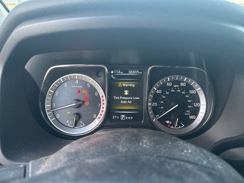 Used 2018 Nissan Titan SV w/ SV Convenience Package image 9