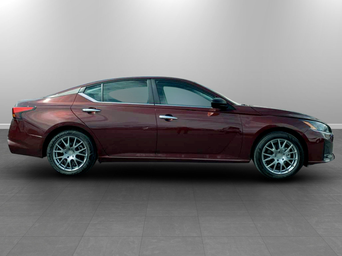 Used 2025 Nissan Altima 2.5 SV FWD image 8