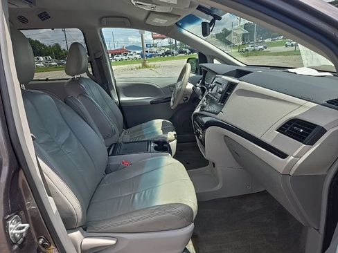 Used 2014 Toyota Sienna LE FWD image 17