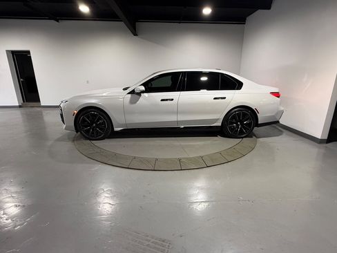 Used 2023 BMW i7 xDrive60 w/ Executive Package 2 AWD/4WD image 14