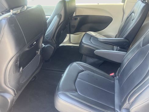 Used 2023 Chrysler Pacifica Touring-L FWD image 12