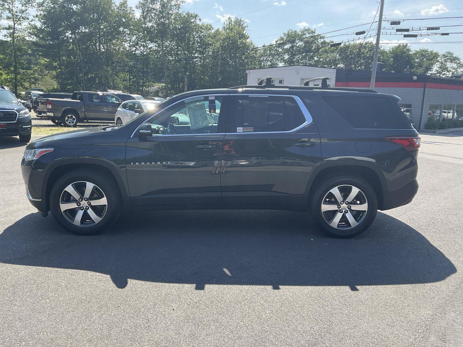 Used 2021 Chevrolet Traverse LT w/ LT Premium Package AWD/4WD image 2
