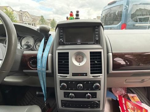 Used 2010 Chrysler Town & Country Touring FWD image 29