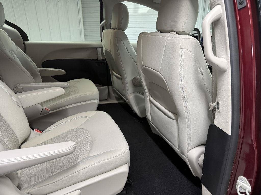 Used 2018 Chrysler Pacifica Touring Plus FWD image 33