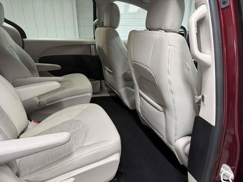 Used 2018 Chrysler Pacifica Touring Plus FWD image 33