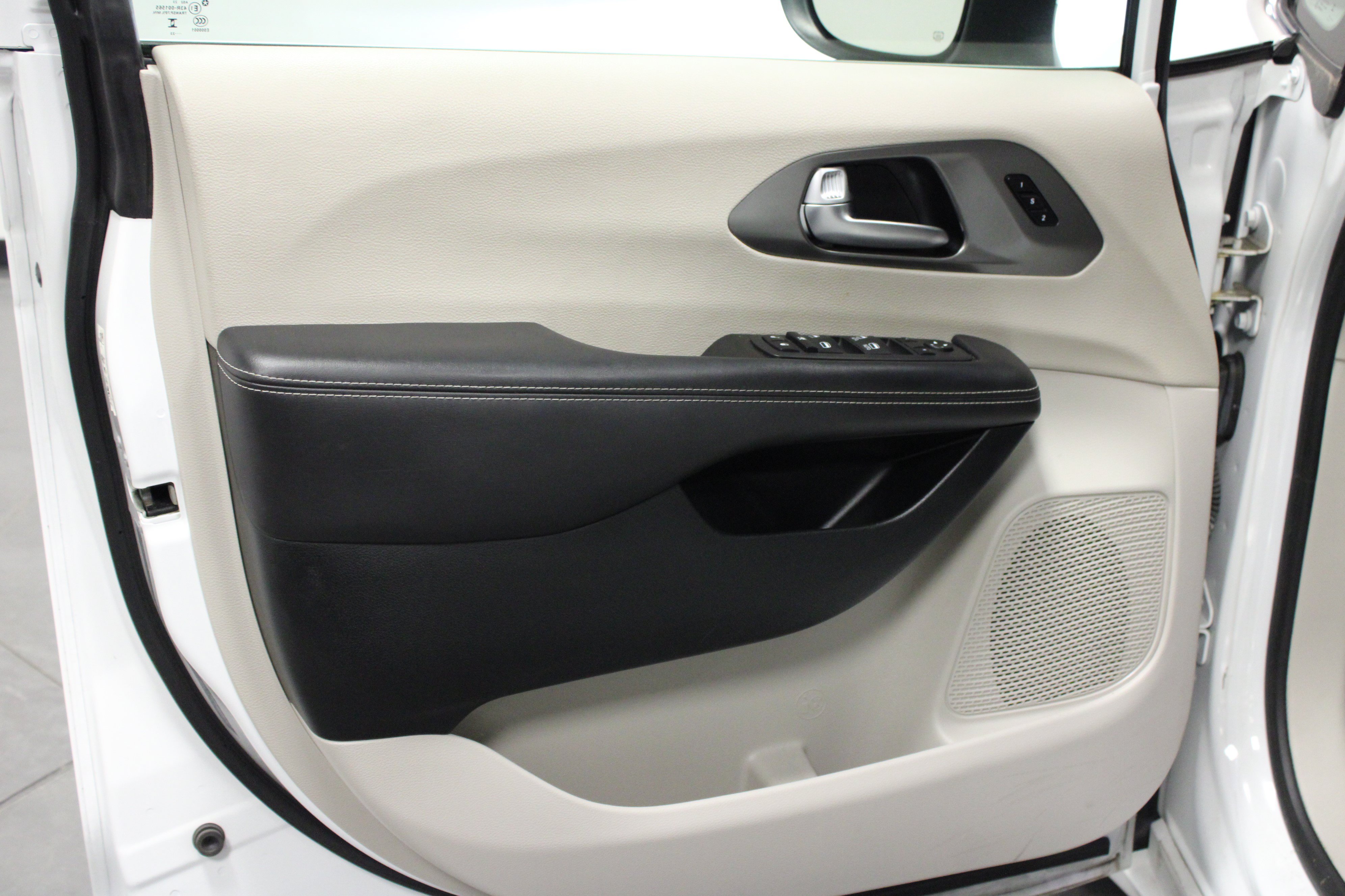 Used 2023 Chrysler Pacifica Touring-L FWD image 11