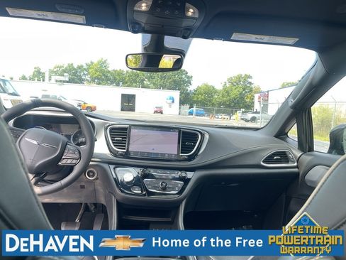 Used 2025 Chrysler Pacifica Limited FWD image 22