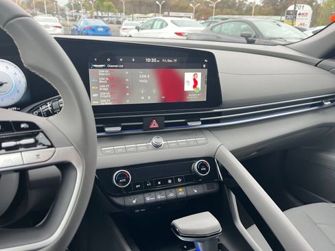 Used 2025 Hyundai Elantra SEL image 18