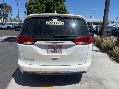 Used 2018 Chrysler Pacifica Touring-L w/ Tire & Wheel Group FWD image 4