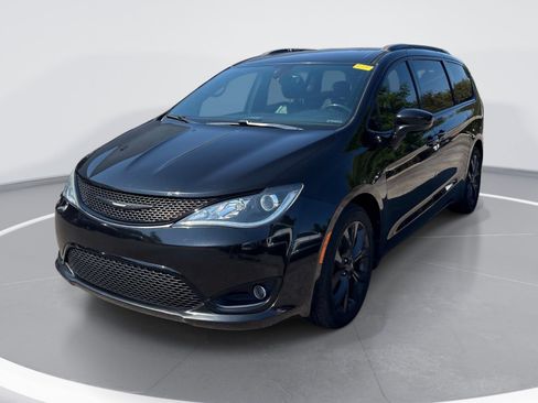 Used 2018 Chrysler Pacifica Touring-L w/ Premium Audio Group FWD image 3