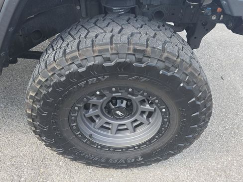 Used 2018 Jeep Wrangler Unlimited Sahara AWD/4WD image 9