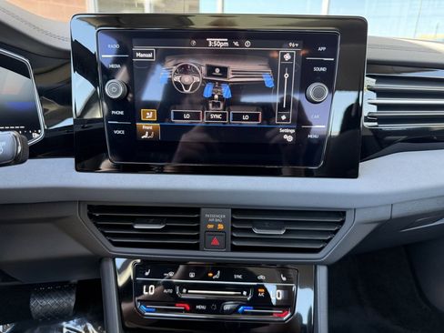 Used 2025 Volkswagen Jetta SE w/ Sunroof Package FWD image 22